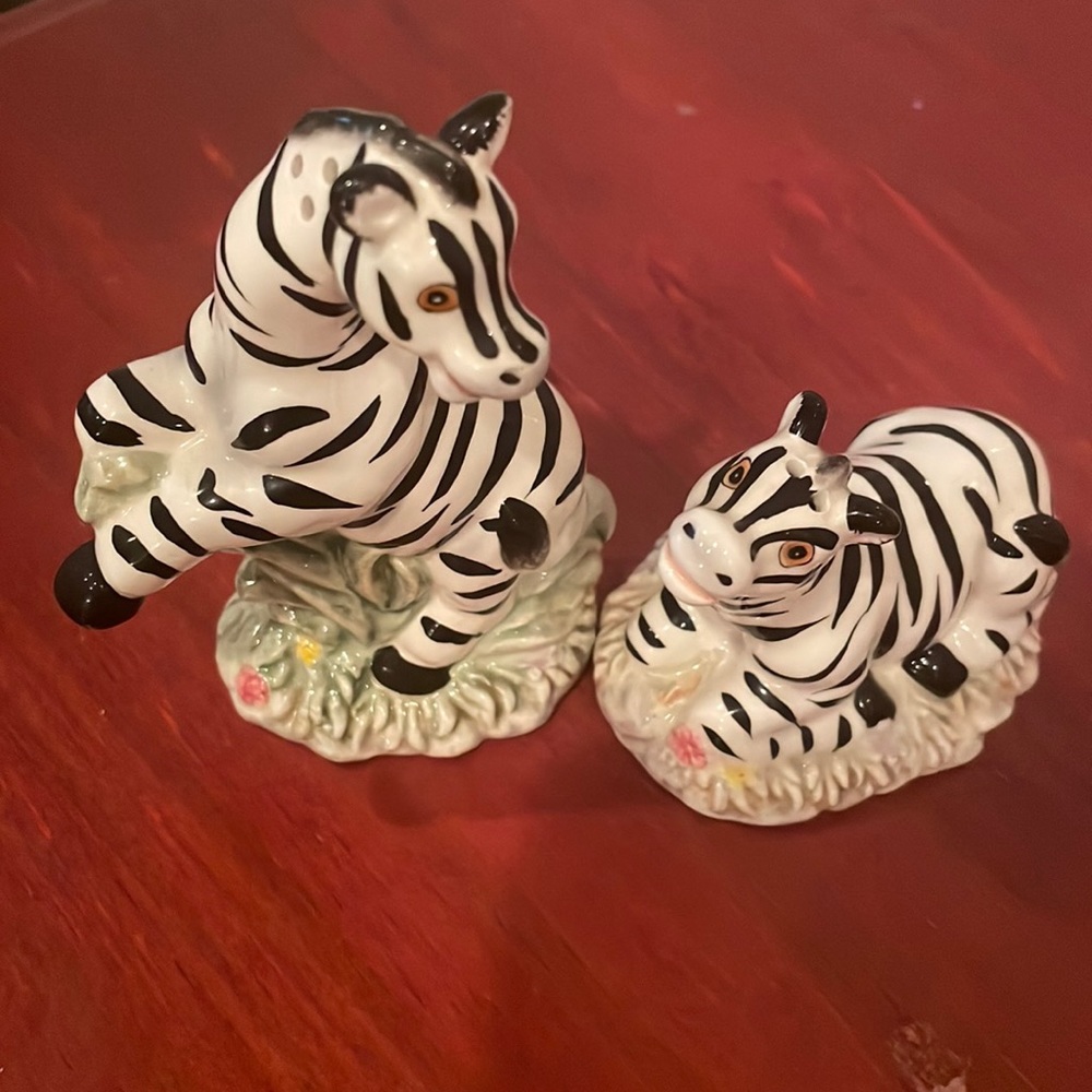 Appletree Salt and Pepper shakers NWOT
